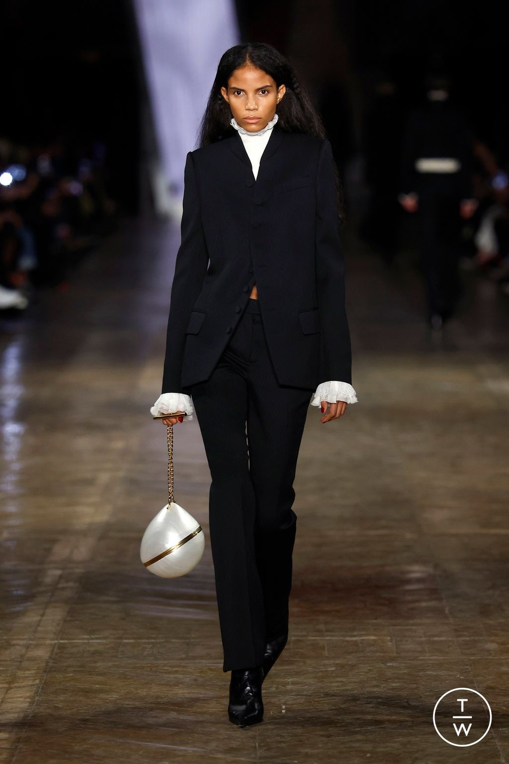 Fashion Week Paris Fall/Winter 2025 look 6 from the McQueen collection womenswear