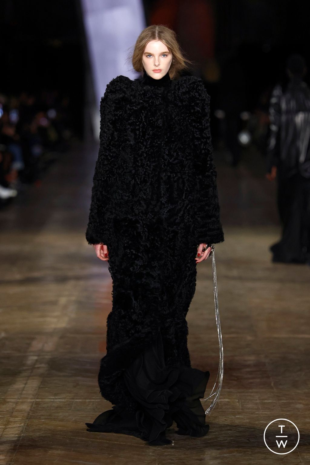 Fashion Week Paris Fall/Winter 2025 look 9 from the McQueen collection womenswear