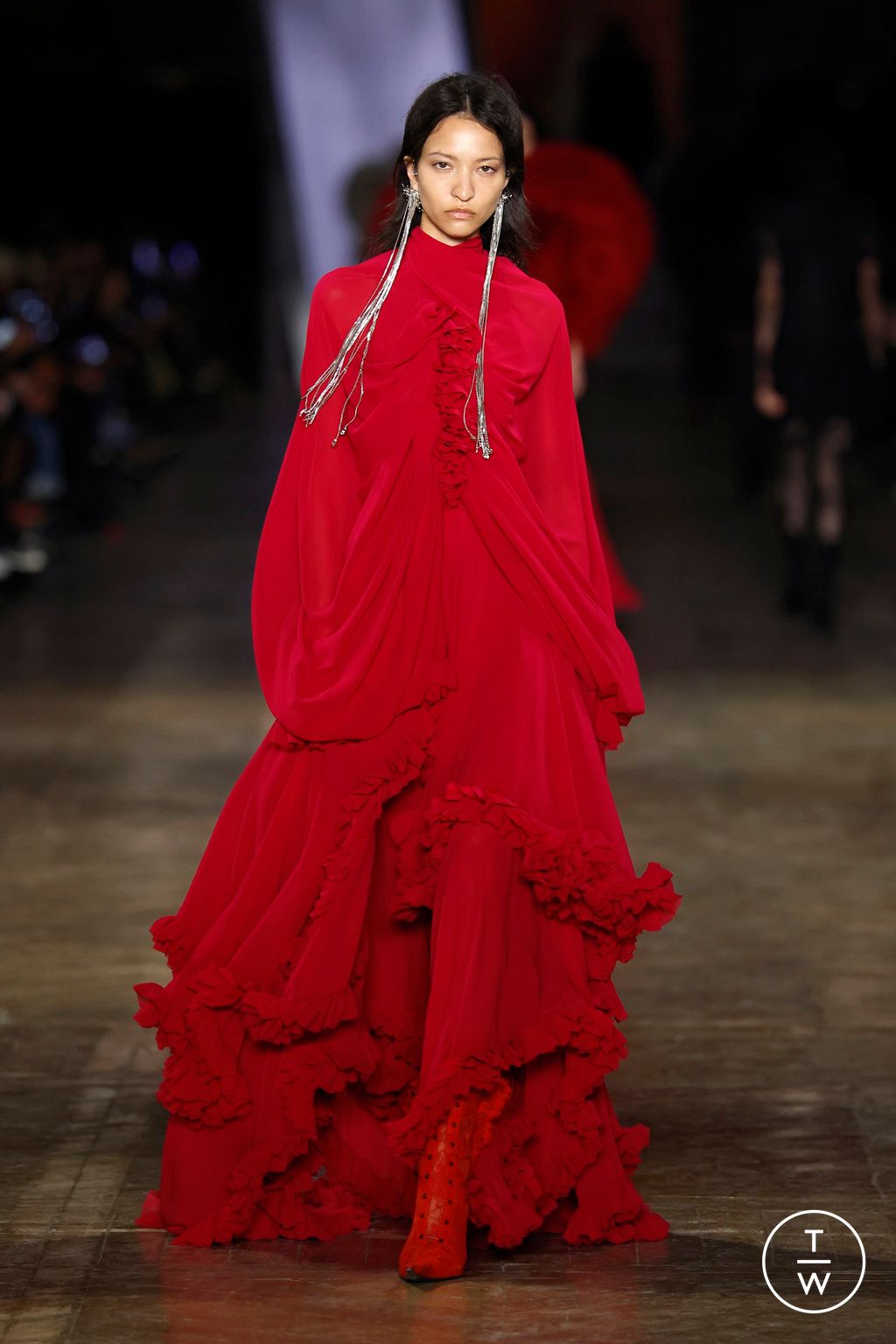 Fashion Week Paris Fall/Winter 2025 look 14 from the McQueen collection womenswear