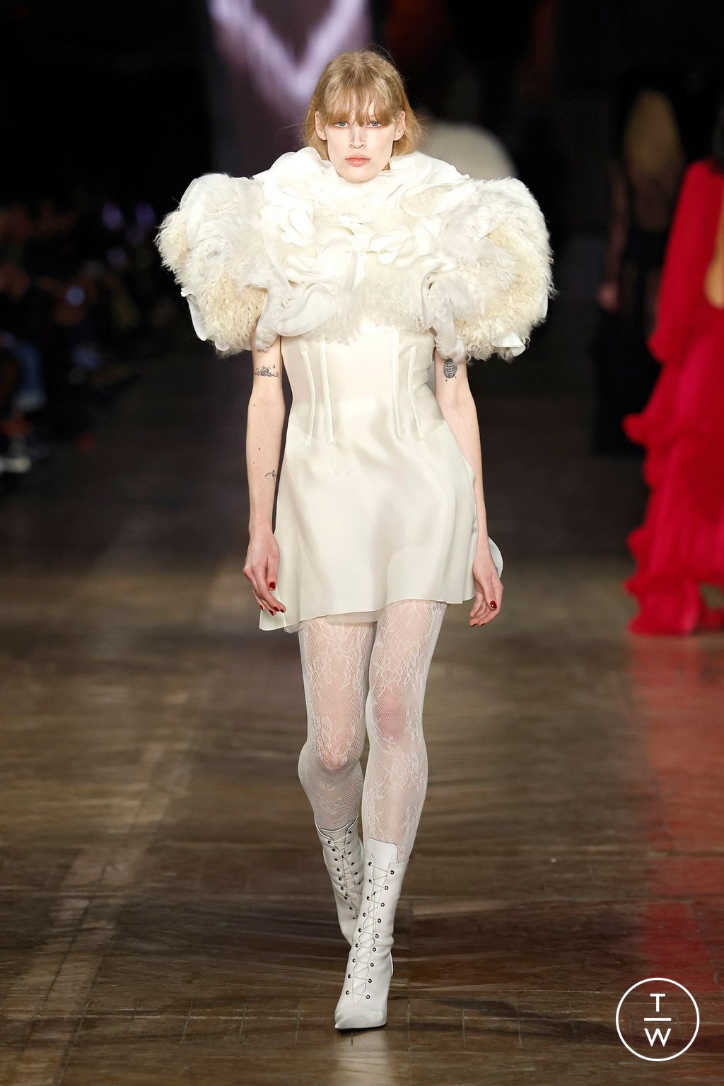 Fashion Week Paris Fall/Winter 2025 look 16 from the McQueen collection womenswear