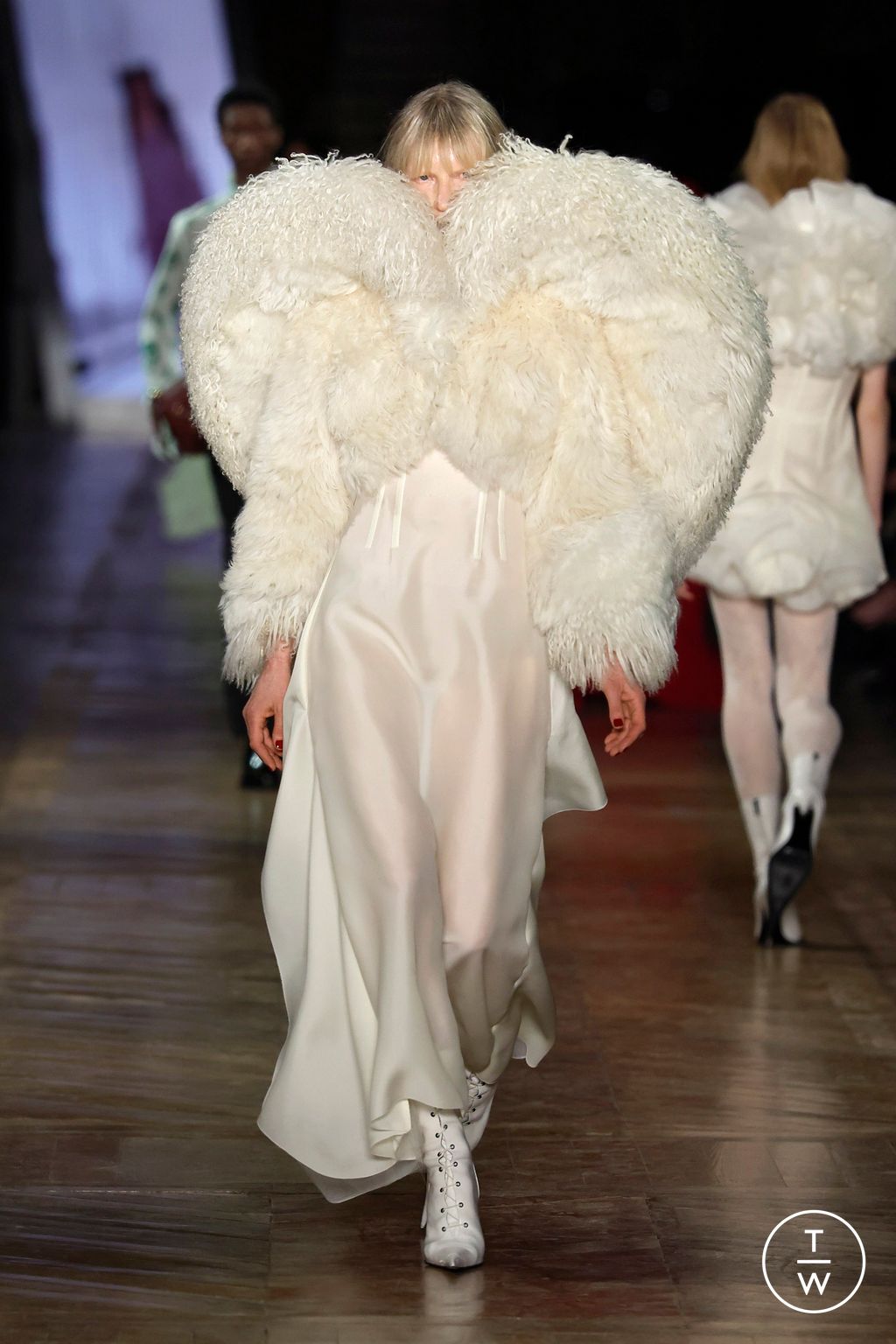 Fashion Week Paris Fall/Winter 2025 look 17 from the McQueen collection womenswear