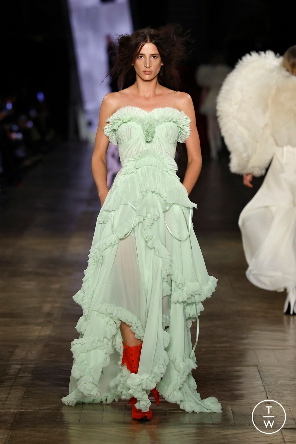 Fashion Week Paris Fall/Winter 2025 look 19 from the McQueen collection womenswear