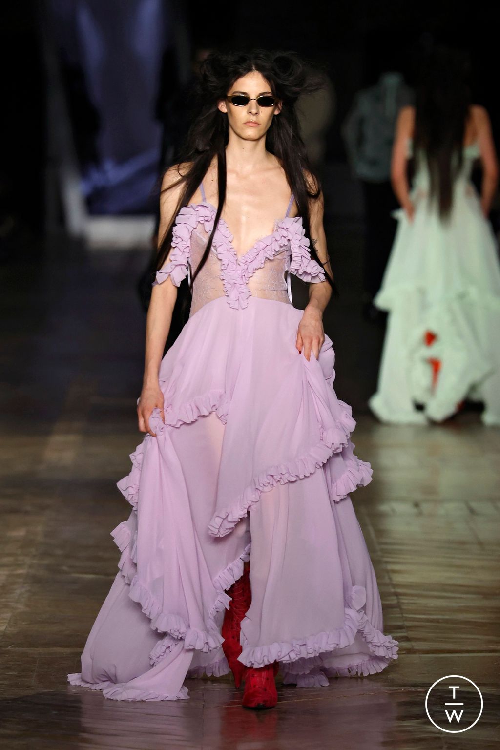 Fashion Week Paris Fall/Winter 2025 look 21 from the McQueen collection womenswear