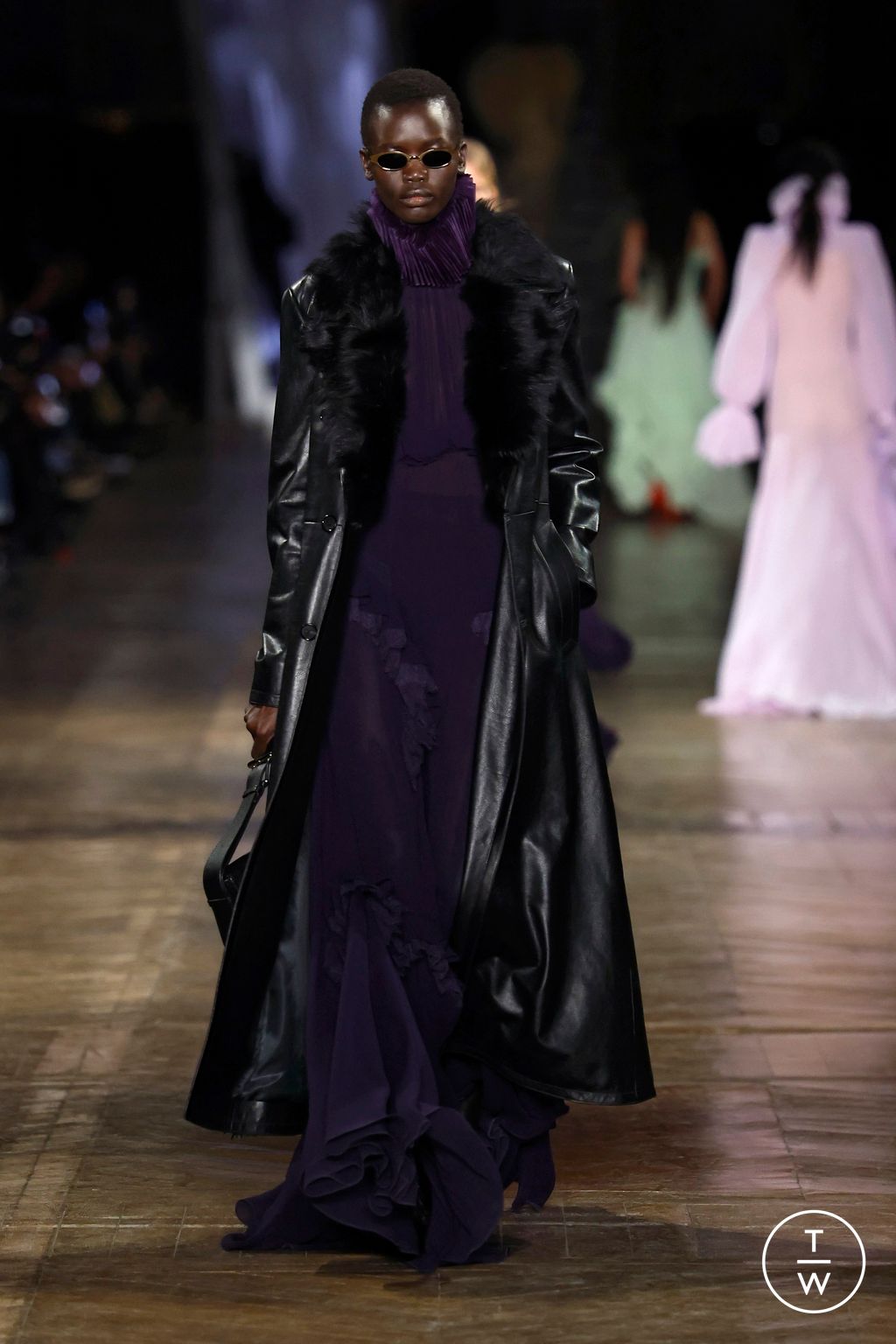 Fashion Week Paris Fall/Winter 2025 look 22 from the McQueen collection womenswear