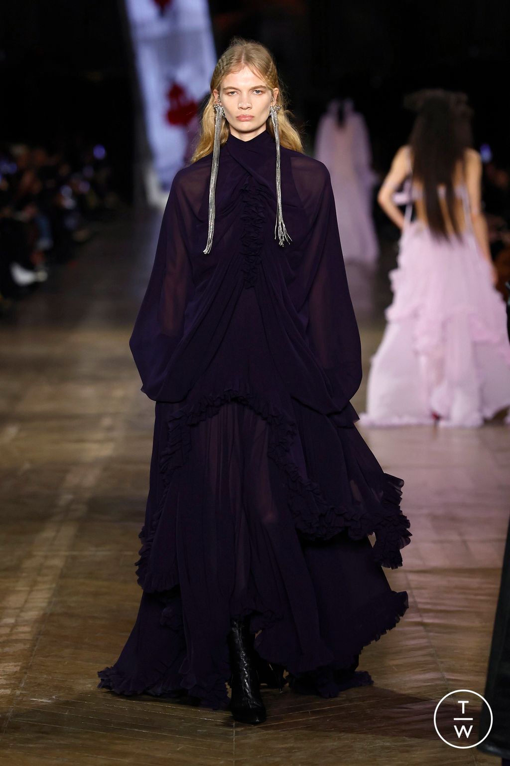 Fashion Week Paris Fall/Winter 2025 look 23 from the McQueen collection womenswear