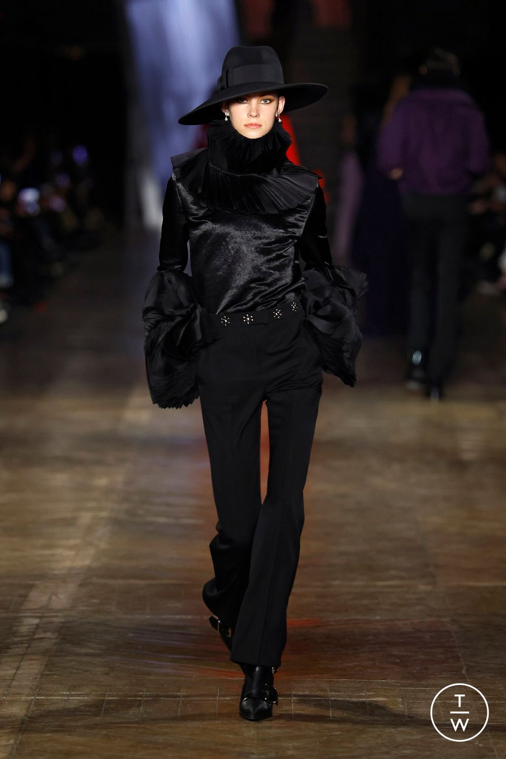 Fashion Week Paris Fall/Winter 2025 look 26 from the McQueen collection womenswear