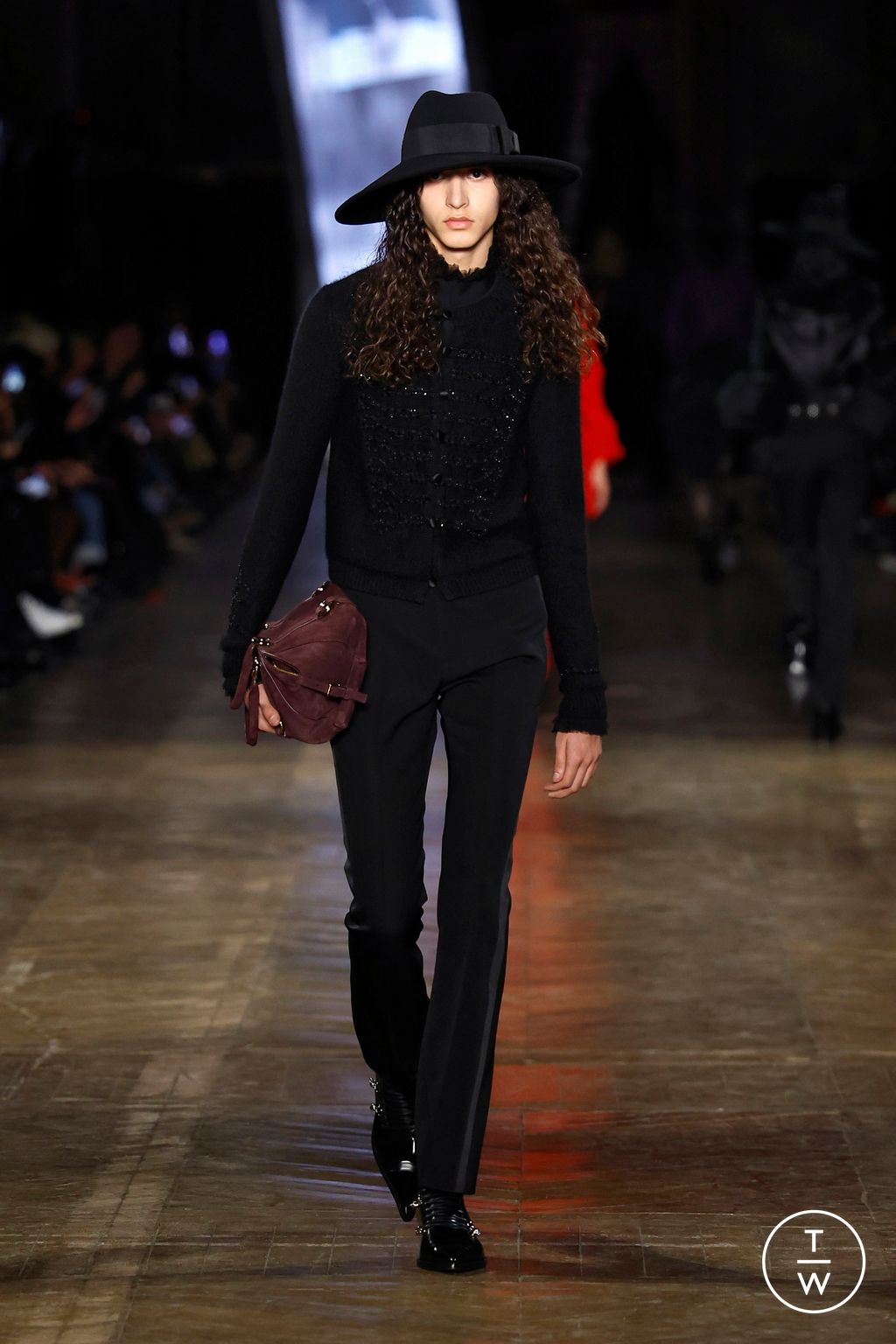 Fashion Week Paris Fall/Winter 2025 look 28 from the McQueen collection womenswear