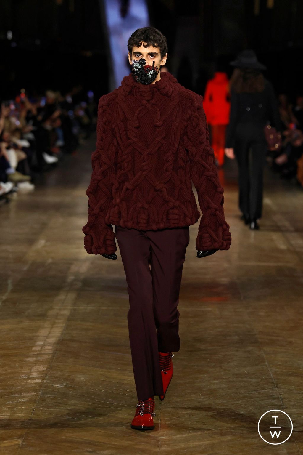 Fashion Week Paris Fall/Winter 2025 look 30 from the McQueen collection womenswear