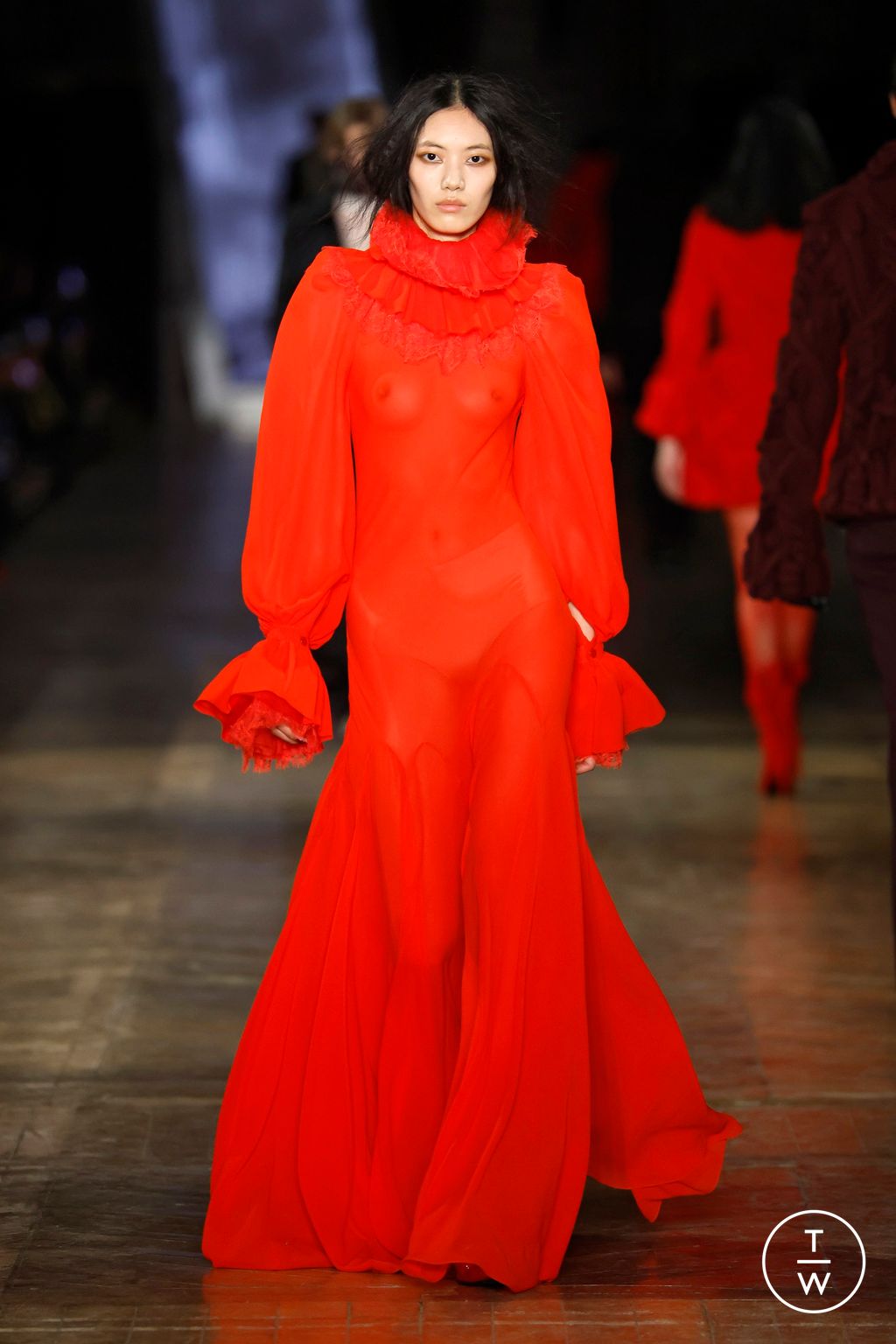 Fashion Week Paris Fall/Winter 2025 look 31 from the McQueen collection womenswear