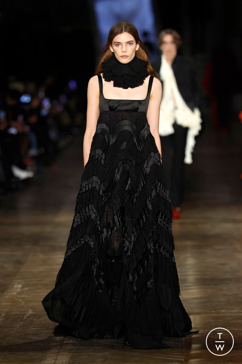 Fashion Week Paris Fall/Winter 2025 look 33 from the McQueen collection womenswear