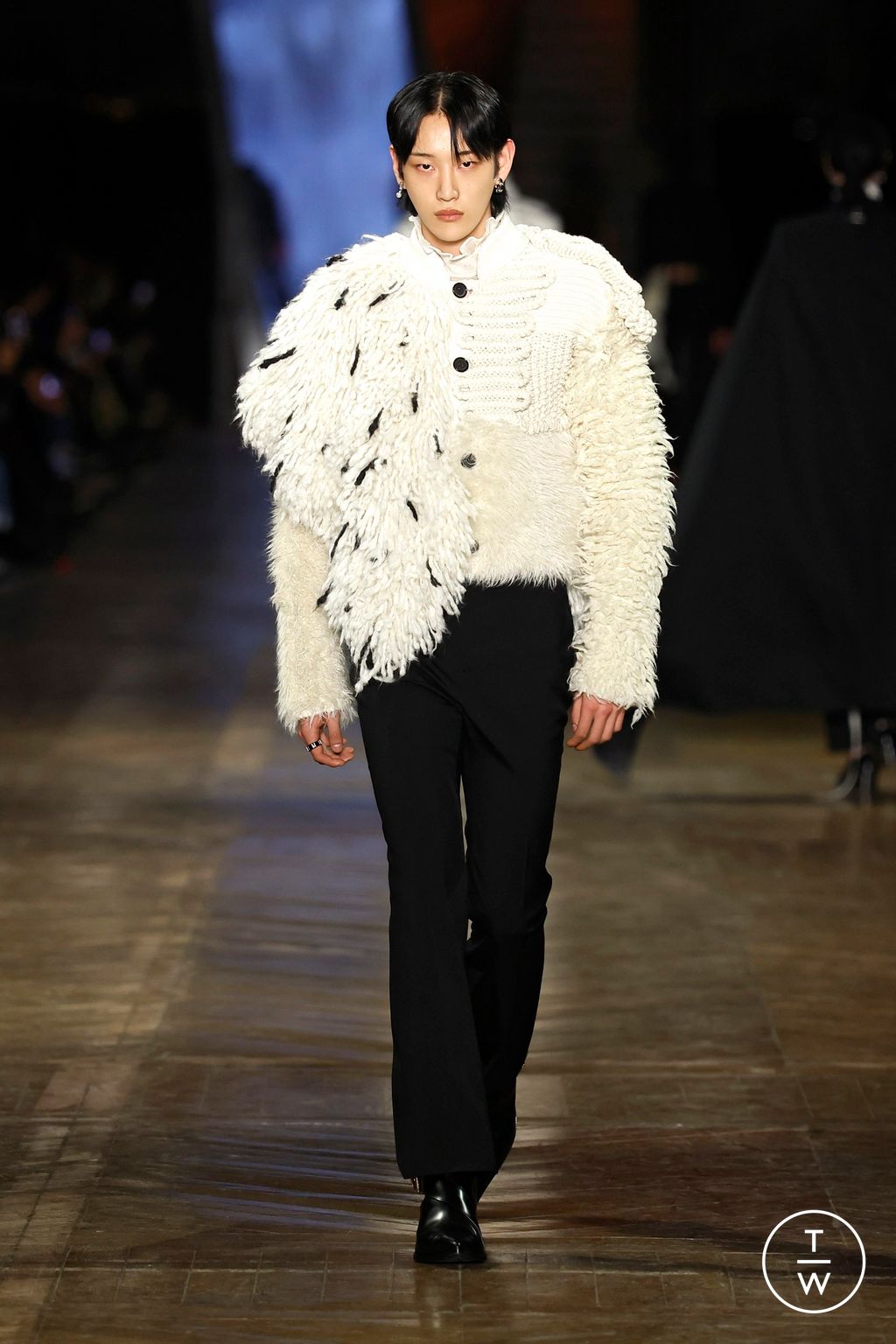 Fashion Week Paris Fall/Winter 2025 look 37 from the McQueen collection womenswear