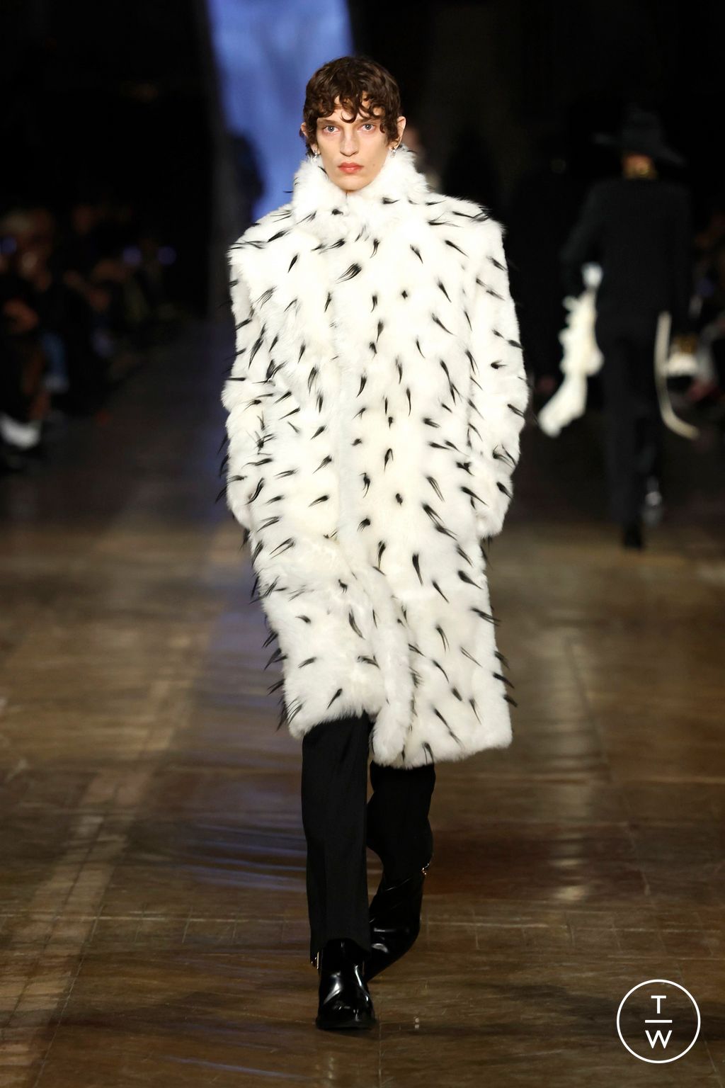 Fashion Week Paris Fall/Winter 2025 look 38 from the McQueen collection womenswear