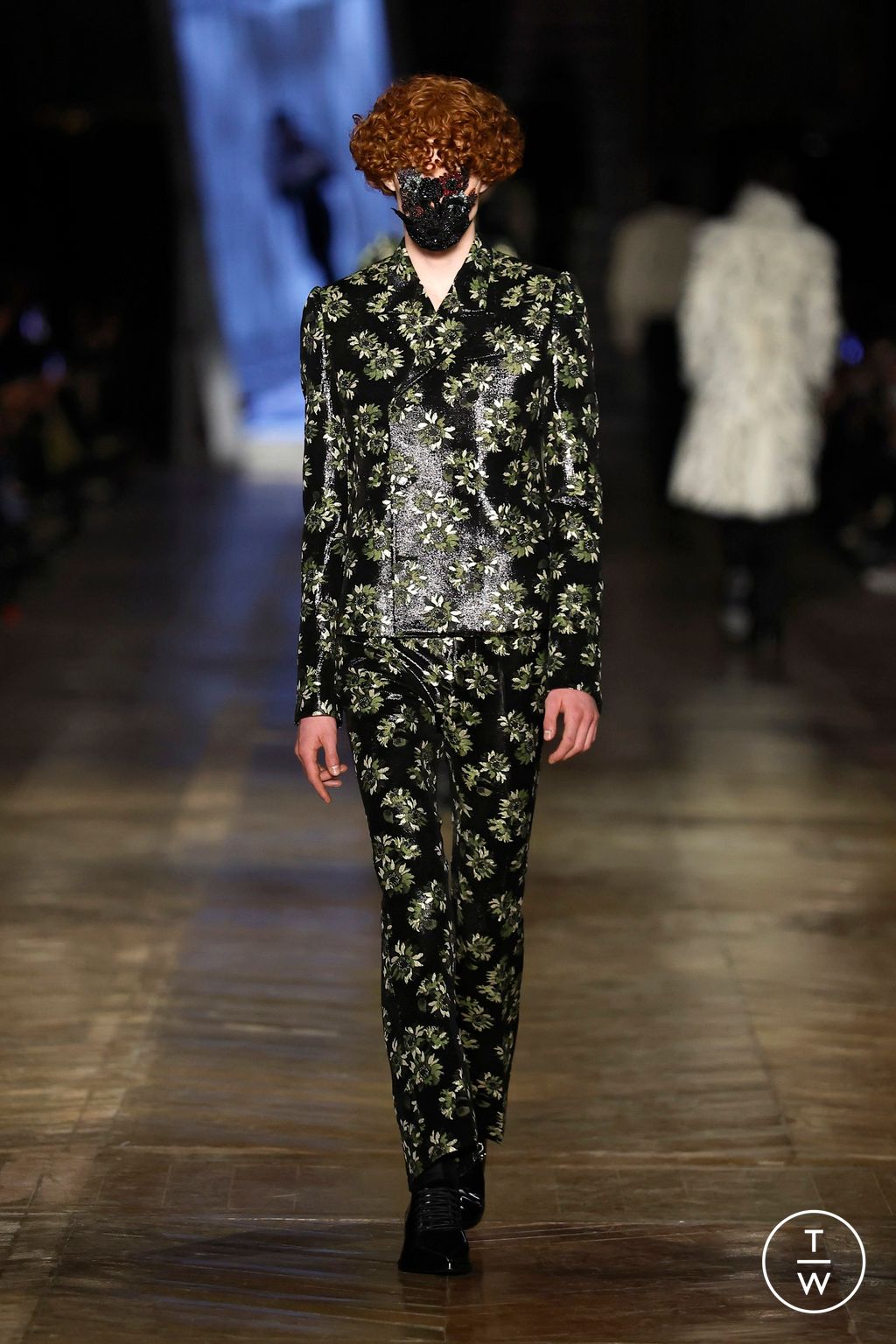 Fashion Week Paris Fall/Winter 2025 look 40 from the McQueen collection womenswear