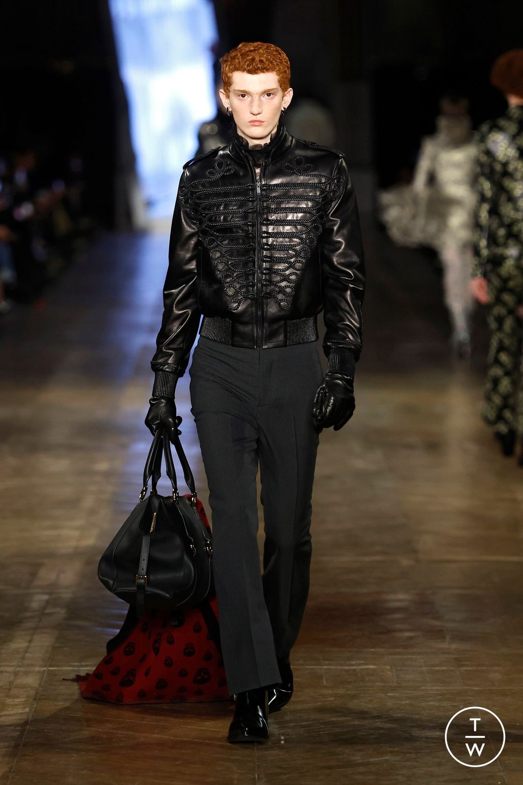 Fashion Week Paris Fall/Winter 2025 look 42 from the McQueen collection womenswear