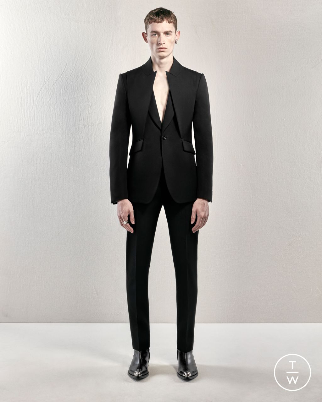 Fashion Week London Pre-Fall 2023 look 1 from the Alexander McQueen collection menswear