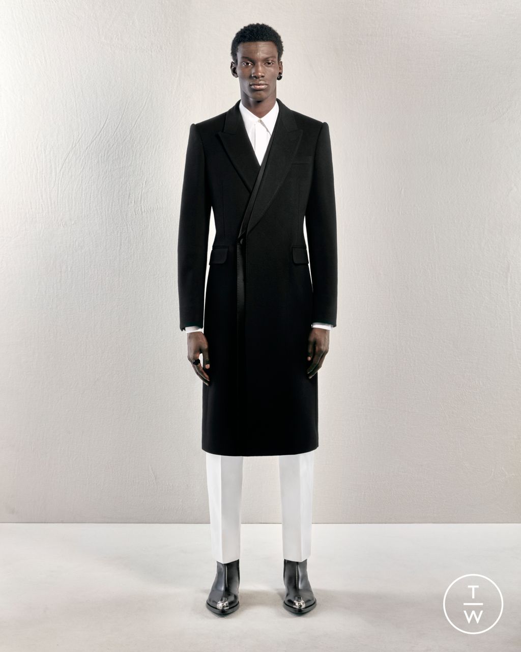 Fashion Week London Pre-Fall 2023 look 2 from the Alexander McQueen collection 男装