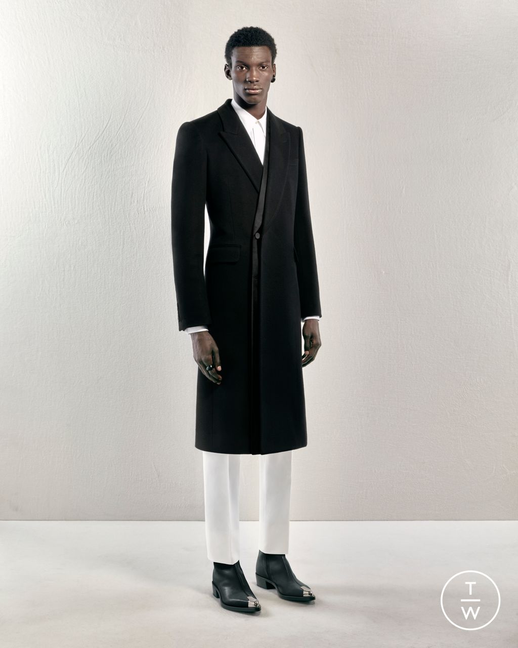 Fashion Week London Pre-Fall 2023 look 3 from the Alexander McQueen collection menswear