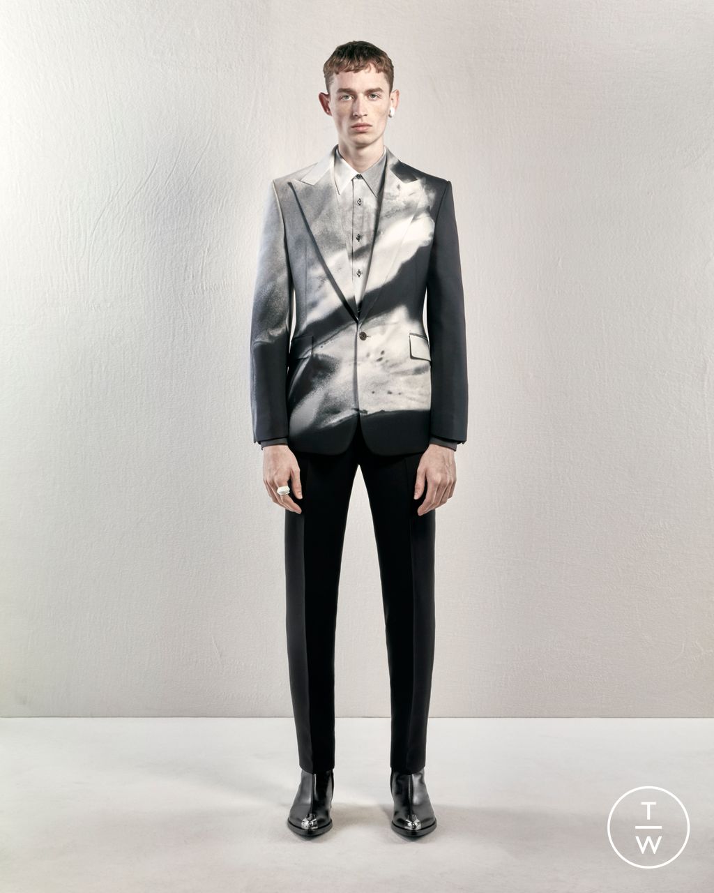 Fashion Week London Pre-Fall 2023 look 11 from the Alexander McQueen collection menswear