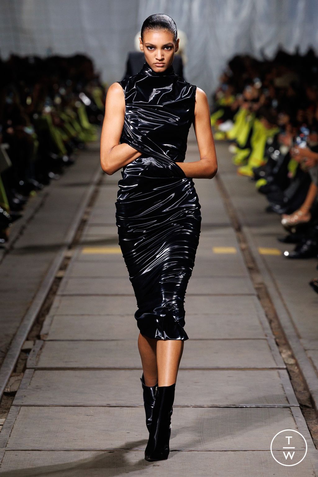 Fashion Week Paris Fall/Winter 2024 look 1 de la collection Alexander McQueen womenswear