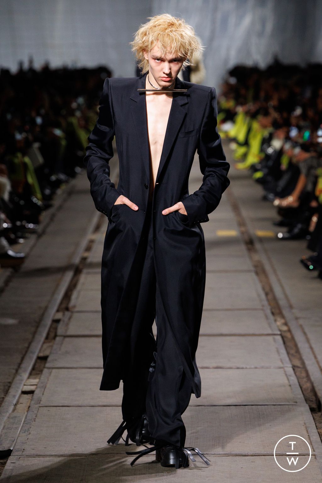 Fashion Week Paris Fall/Winter 2024 look 2 de la collection Alexander McQueen womenswear