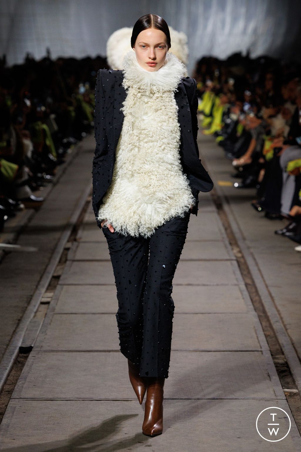 Fashion Week Paris Fall/Winter 2024 look 3 from the Alexander McQueen collection womenswear