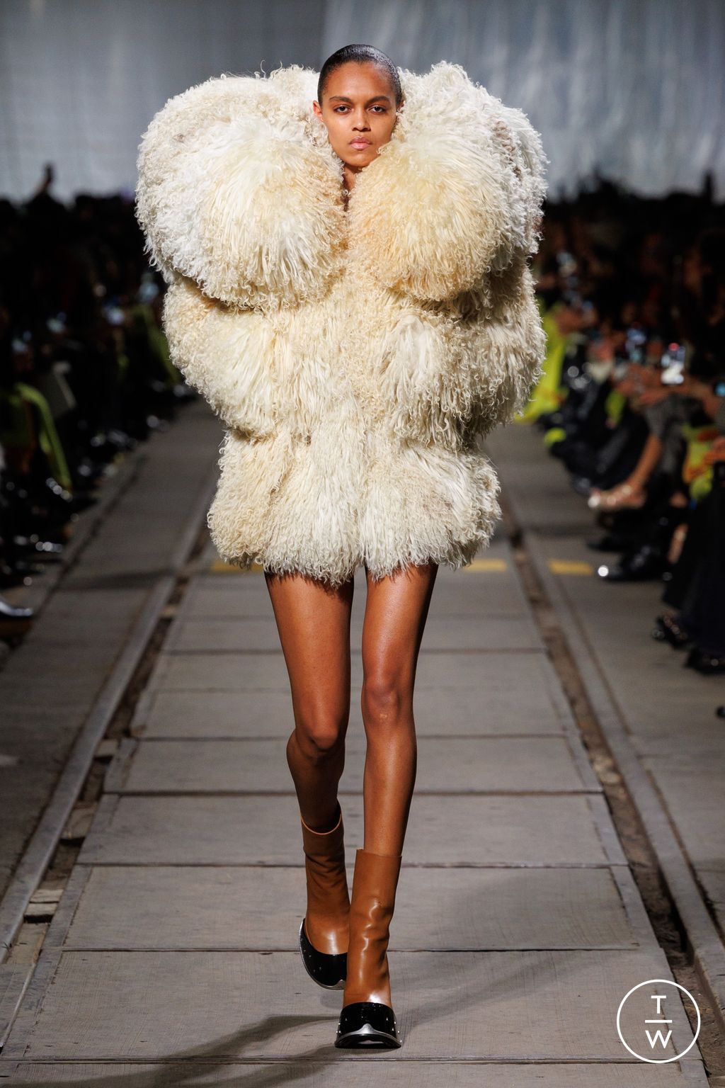 Fashion Week Paris Fall/Winter 2024 look 4 de la collection Alexander McQueen womenswear