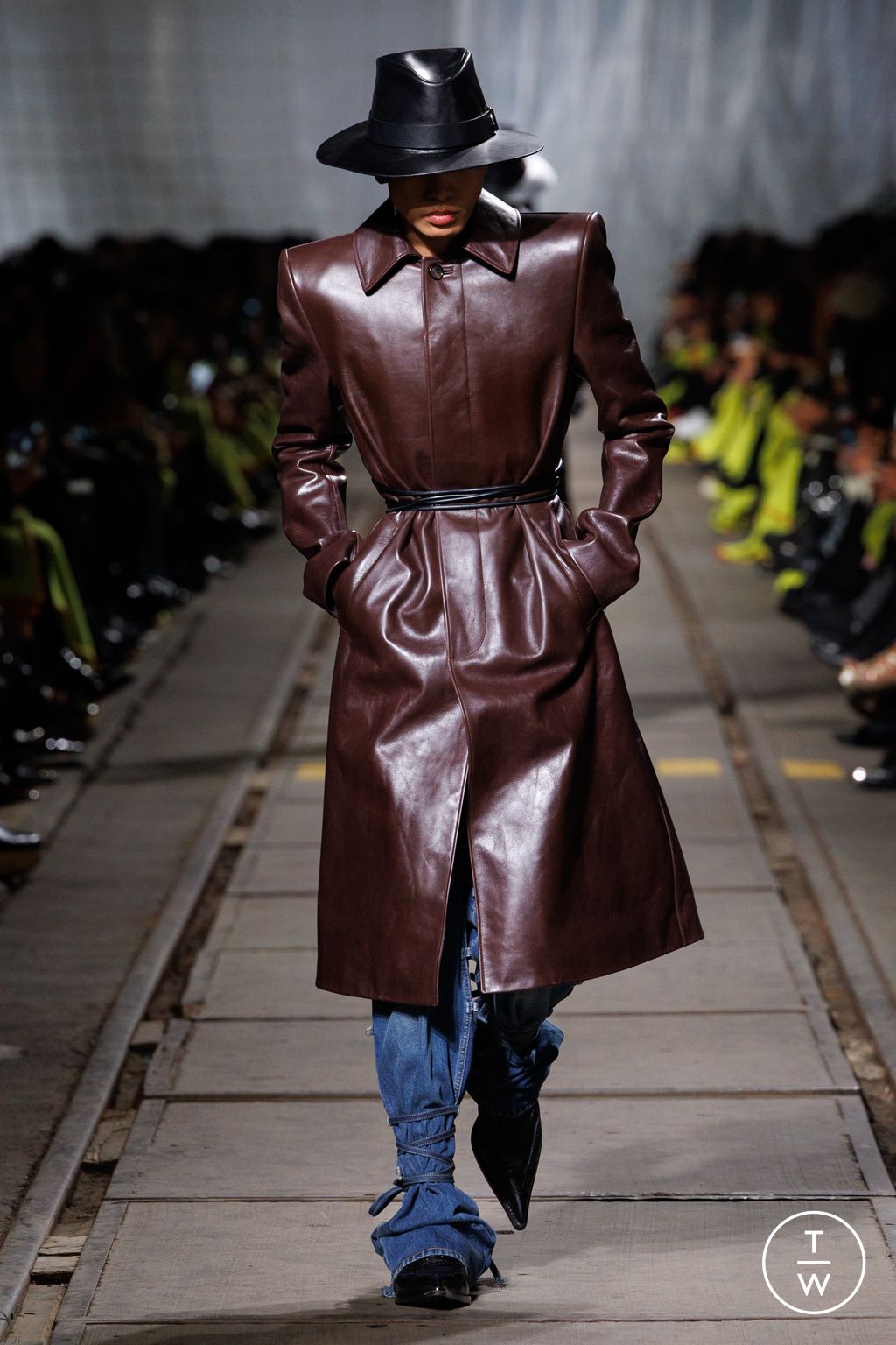 Fashion Week Paris Fall/Winter 2024 look 5 de la collection Alexander McQueen womenswear