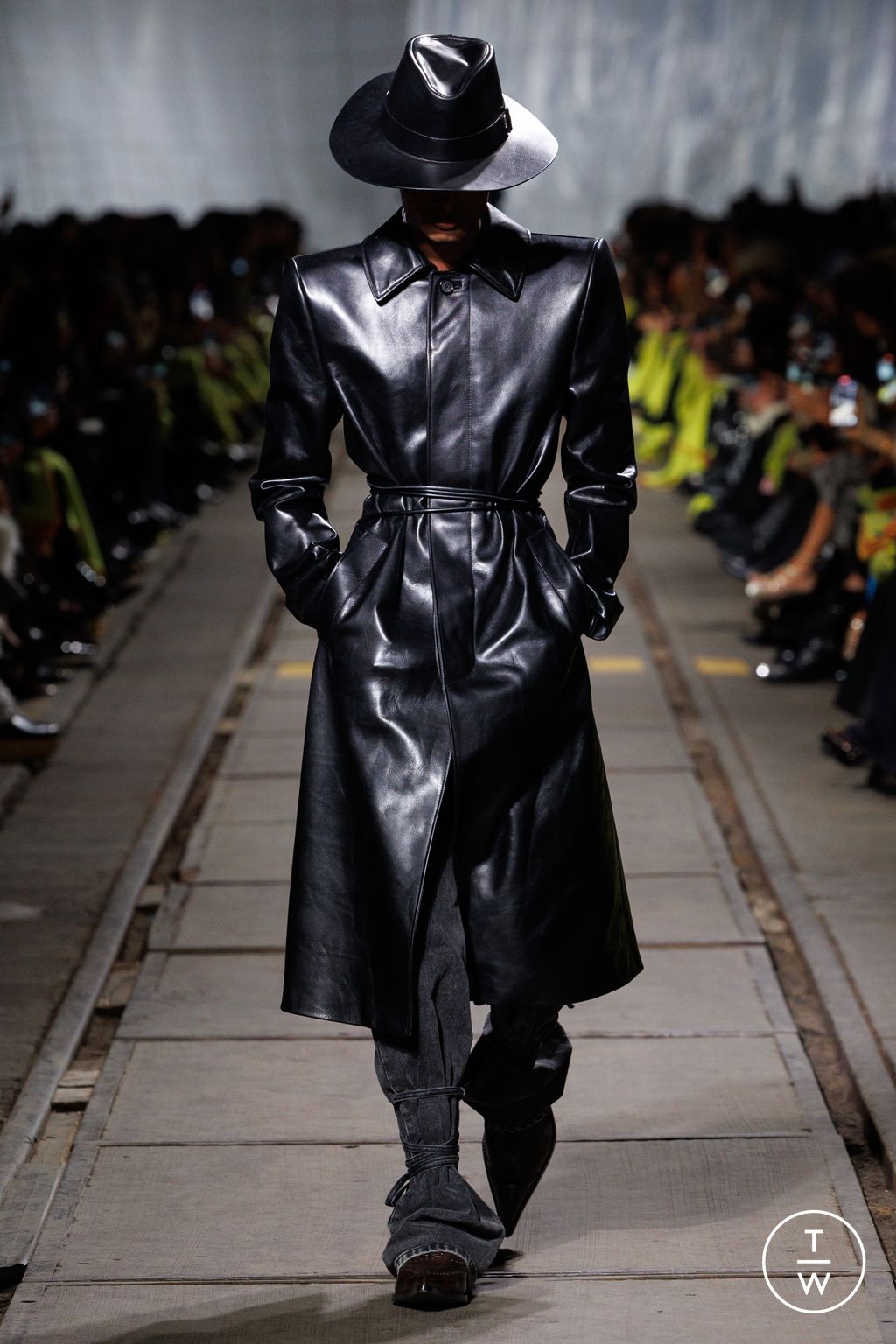 Fashion Week Paris Fall/Winter 2024 look 6 de la collection Alexander McQueen womenswear