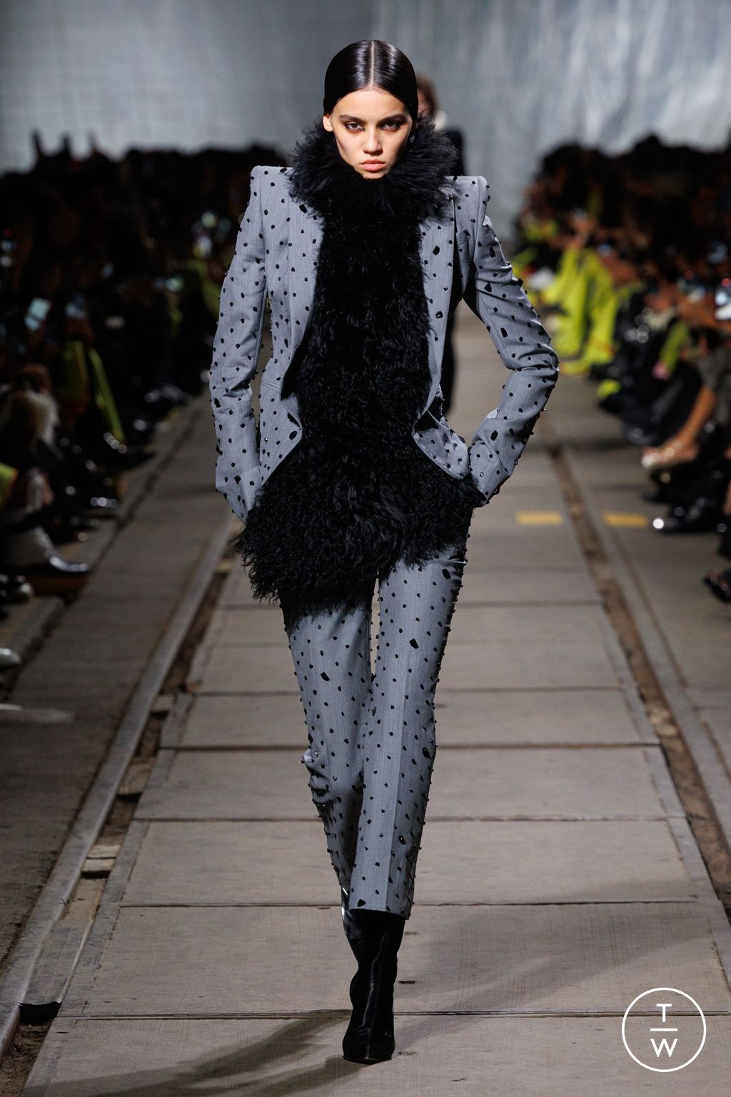Fashion Week Paris Fall/Winter 2024 look 8 de la collection Alexander McQueen womenswear