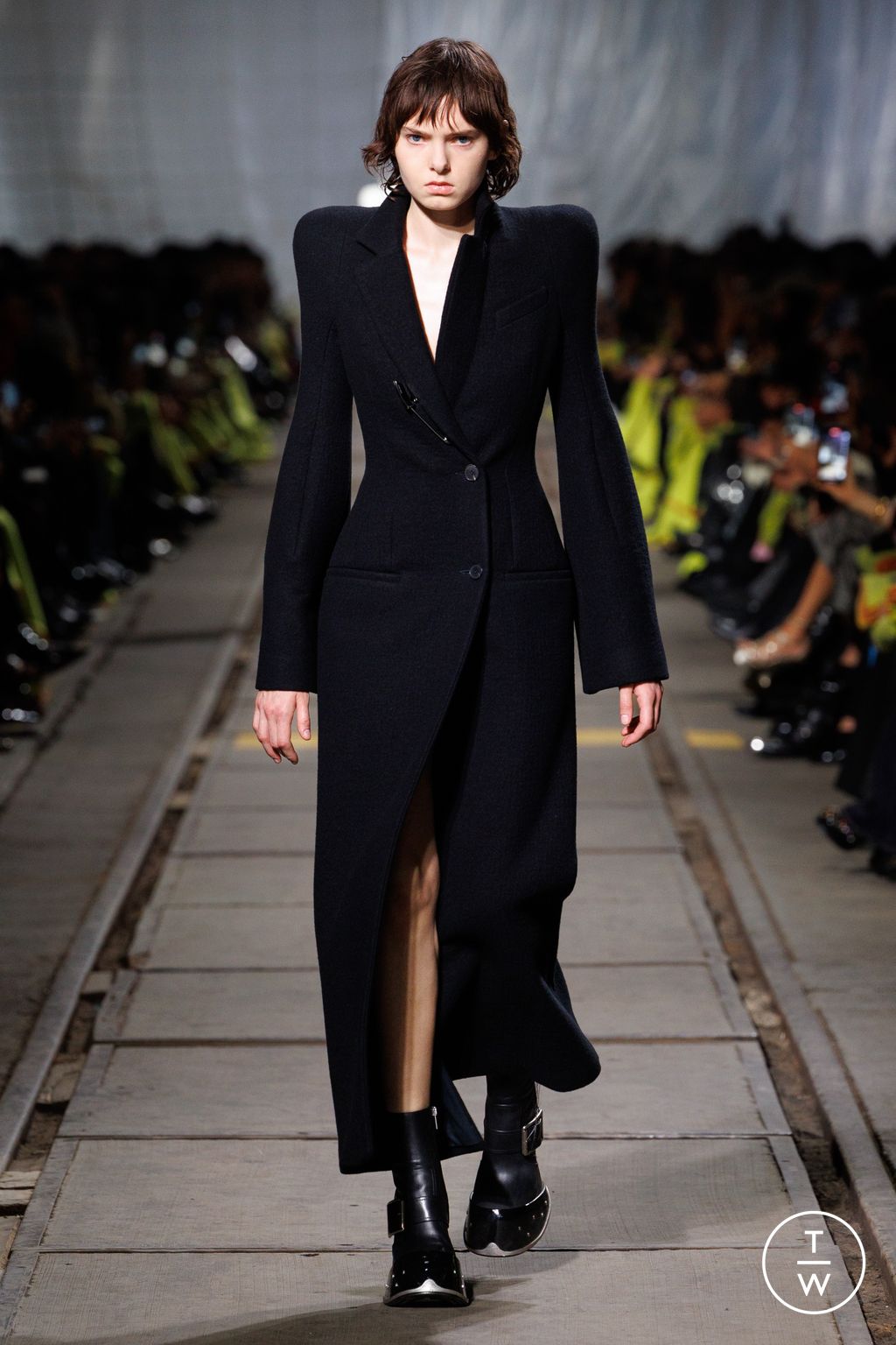 Fashion Week Paris Fall/Winter 2024 look 9 de la collection Alexander McQueen womenswear
