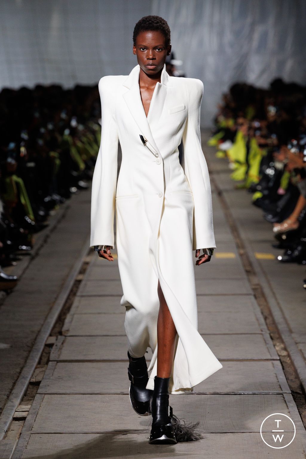 Fashion Week Paris Fall/Winter 2024 look 10 de la collection Alexander McQueen womenswear
