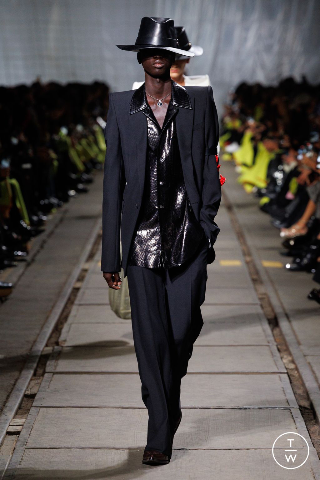 Fashion Week Paris Fall/Winter 2024 look 11 de la collection Alexander McQueen womenswear
