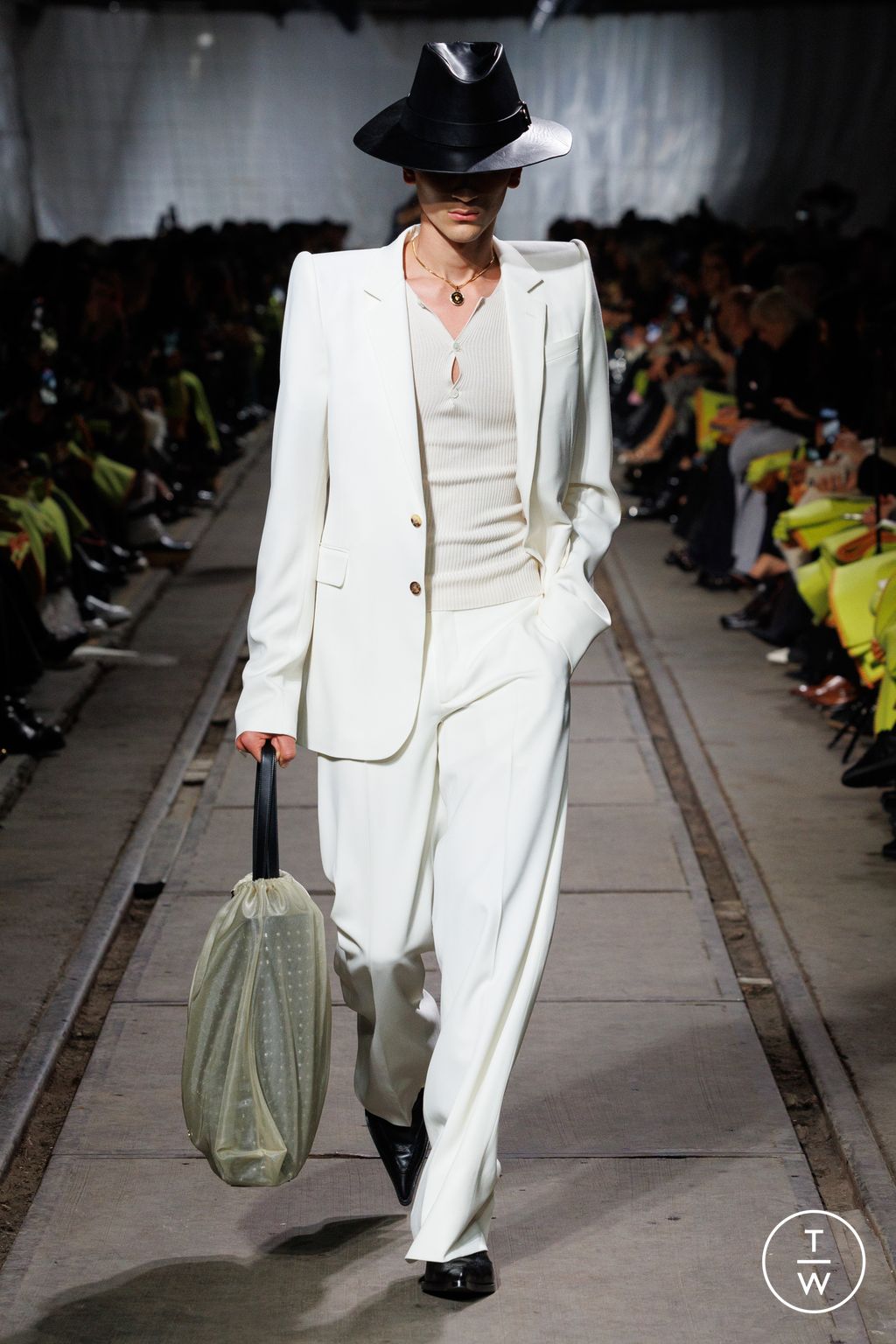Fashion Week Paris Fall/Winter 2024 look 12 de la collection Alexander McQueen womenswear