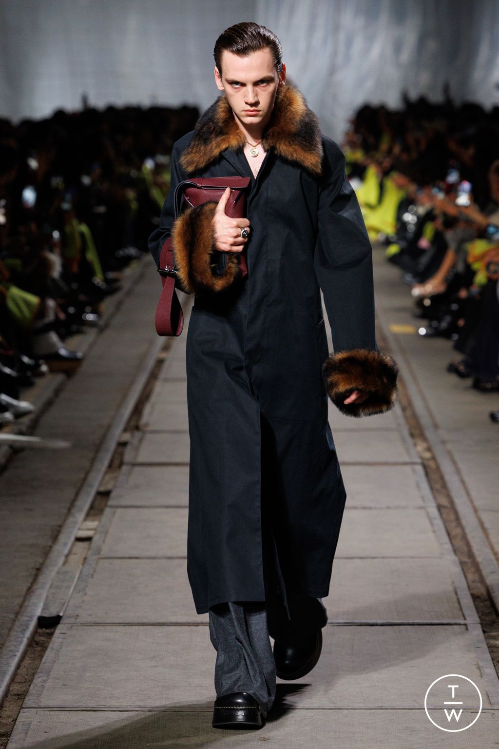 Fashion Week Paris Fall/Winter 2024 look 13 de la collection Alexander McQueen womenswear