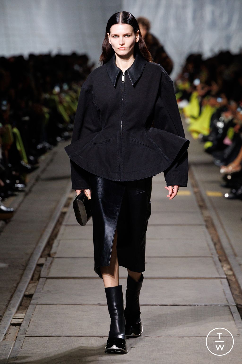 Fashion Week Paris Fall/Winter 2024 look 14 de la collection Alexander McQueen womenswear