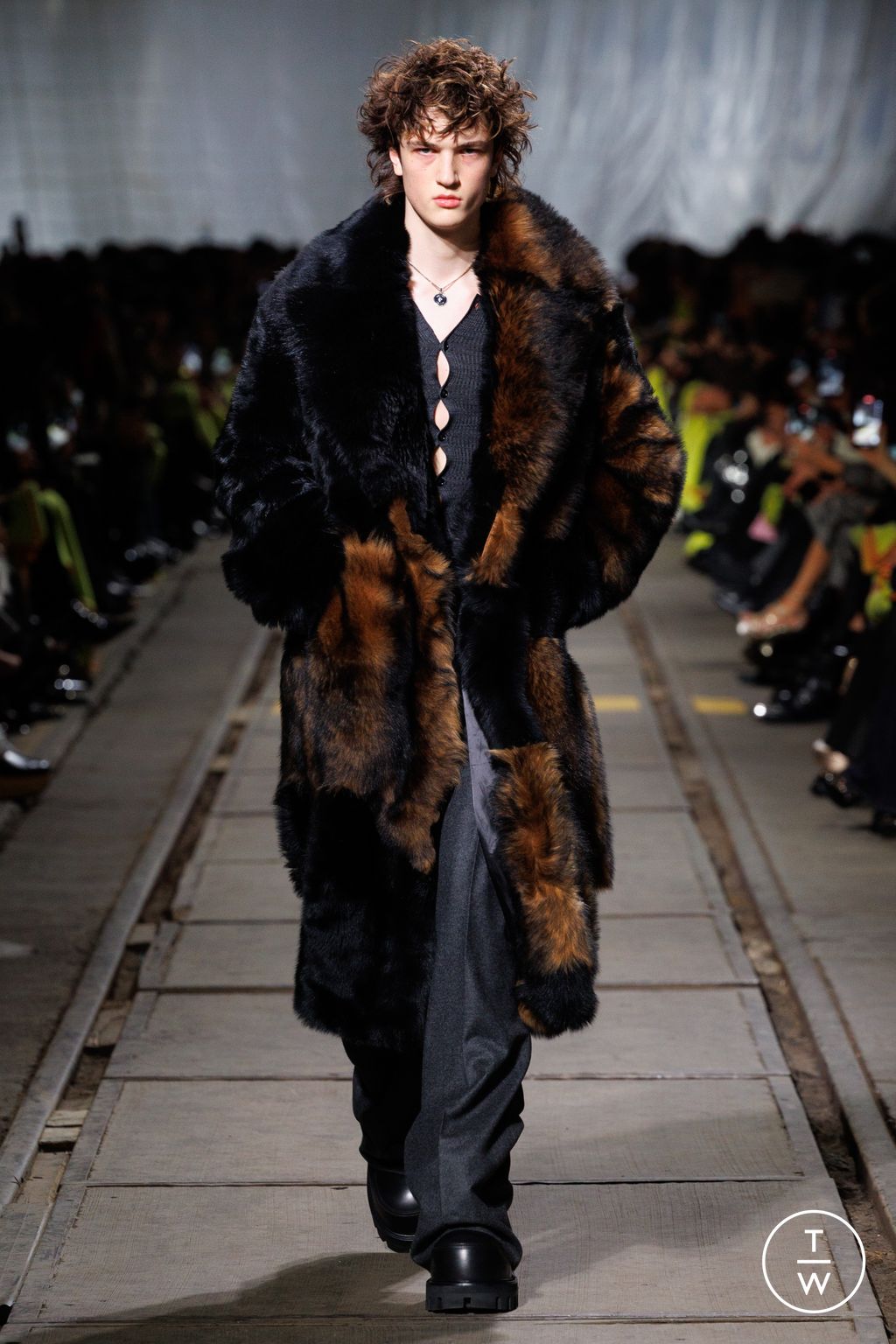 Fashion Week Paris Fall/Winter 2024 look 15 de la collection Alexander McQueen womenswear