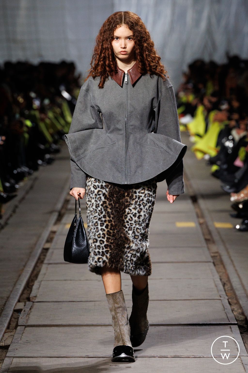 Fashion Week Paris Fall/Winter 2024 look 16 de la collection Alexander McQueen womenswear