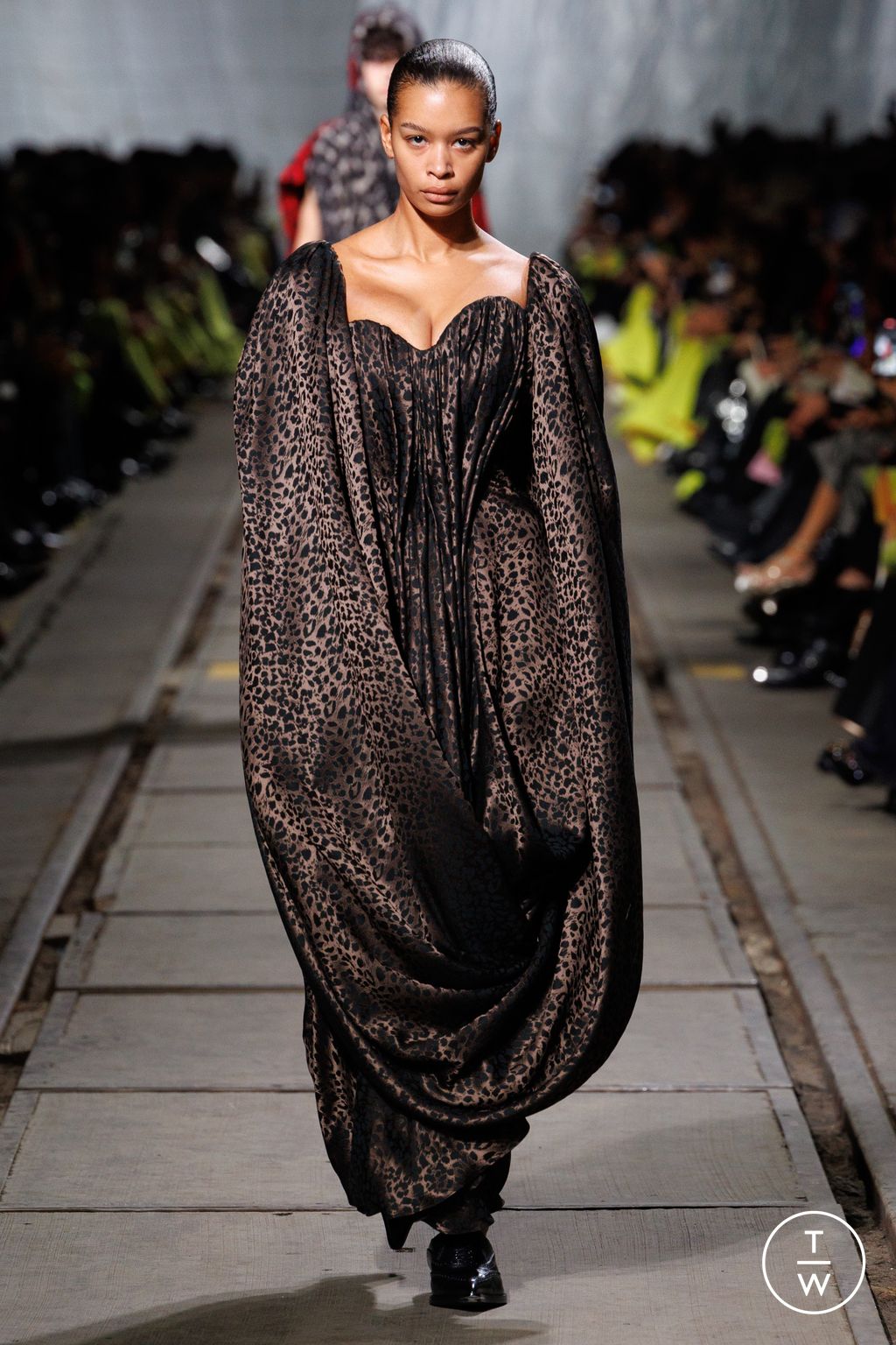 Fashion Week Paris Fall/Winter 2024 look 17 de la collection Alexander McQueen womenswear