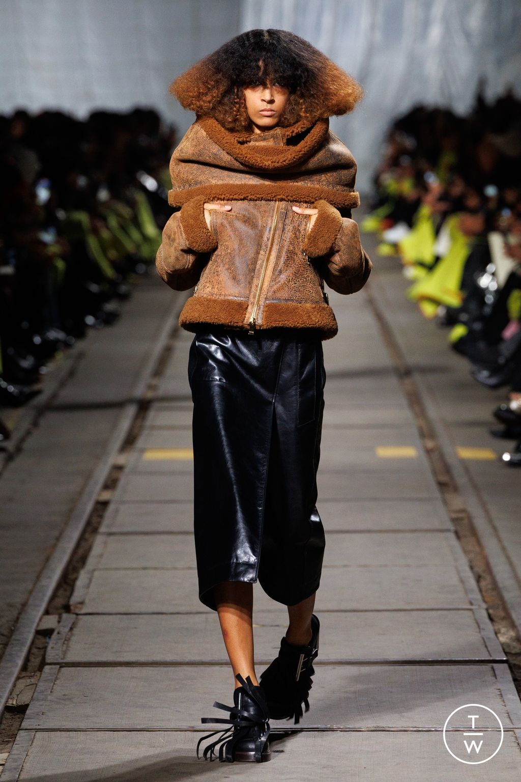 Fashion Week Paris Fall/Winter 2024 look 21 from the Alexander McQueen collection womenswear