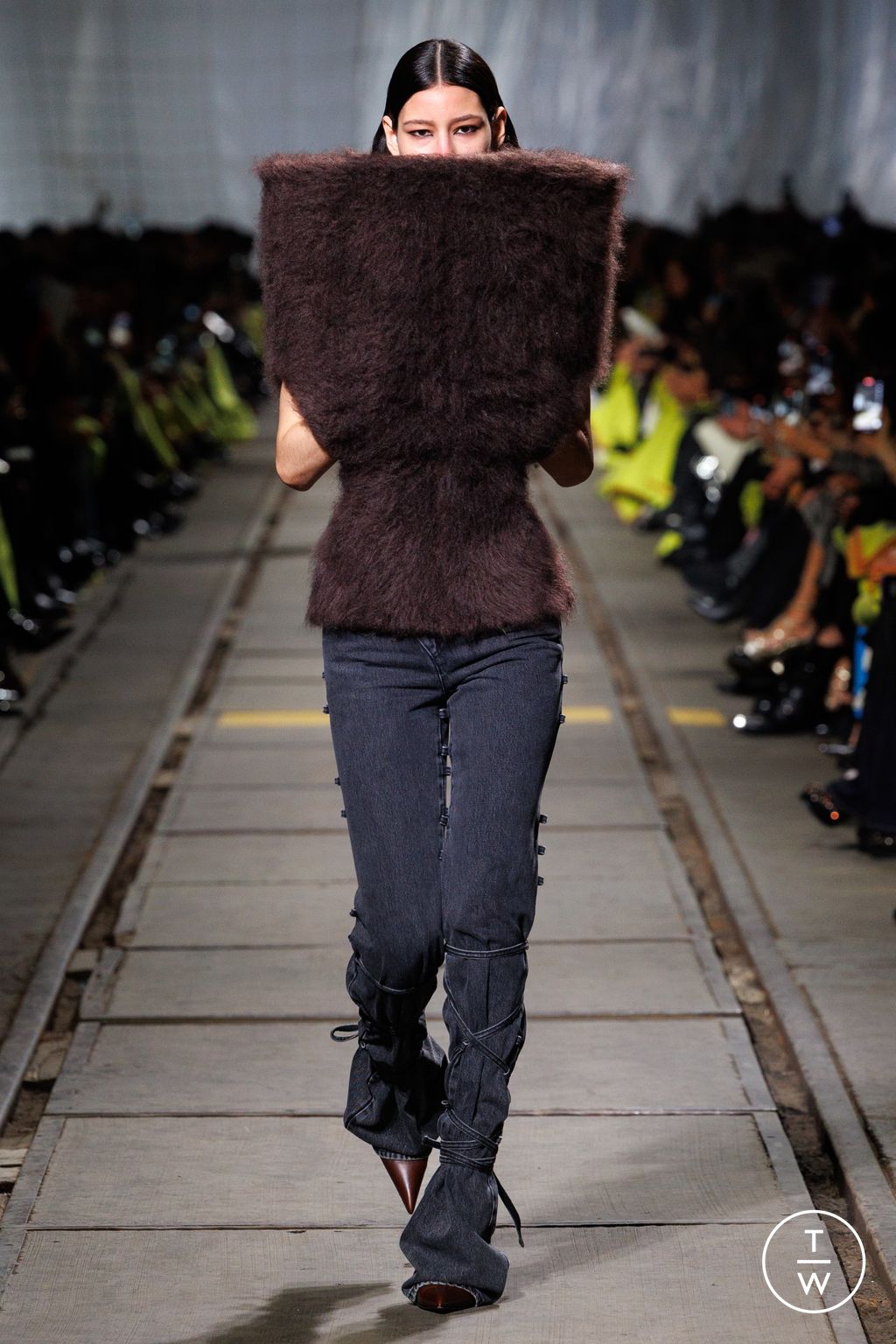 Fashion Week Paris Fall/Winter 2024 look 23 de la collection Alexander McQueen womenswear