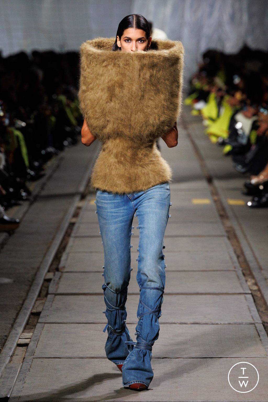 Fashion Week Paris Fall/Winter 2024 look 24 de la collection Alexander McQueen womenswear