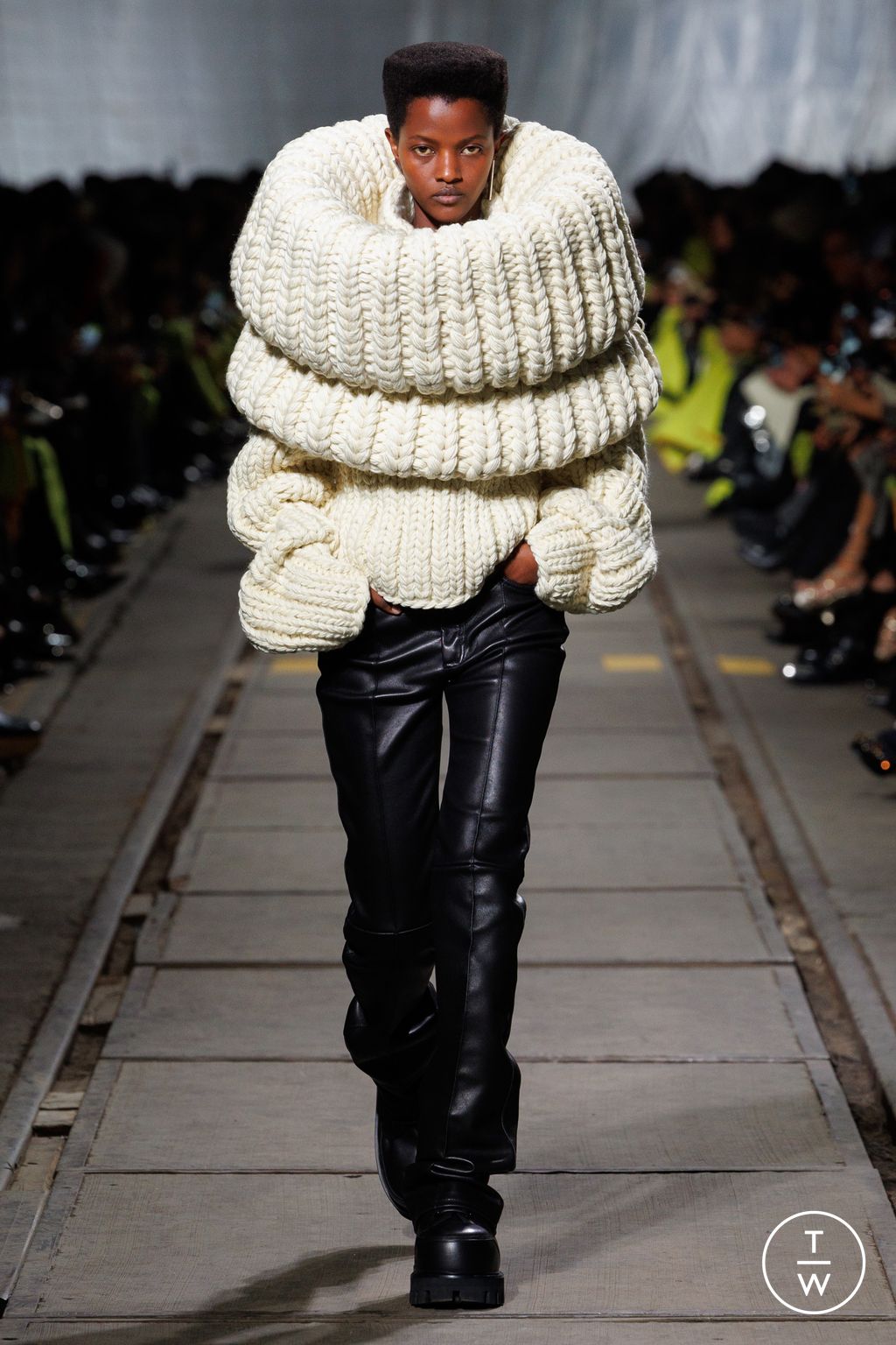 Fashion Week Paris Fall/Winter 2024 look 25 de la collection Alexander McQueen womenswear