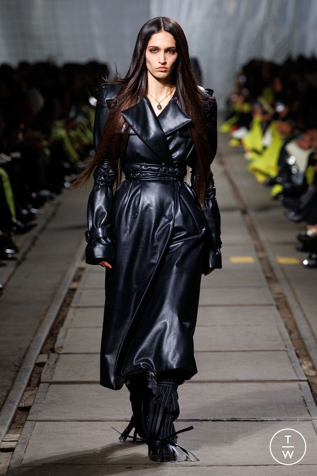 Fashion Week Paris Fall/Winter 2024 look 26 from the Alexander McQueen collection 女装