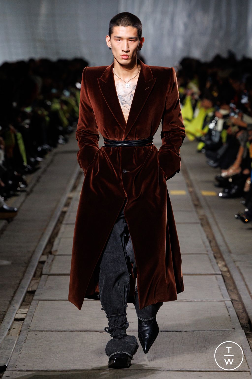 Fashion Week Paris Fall/Winter 2024 look 30 de la collection Alexander McQueen womenswear