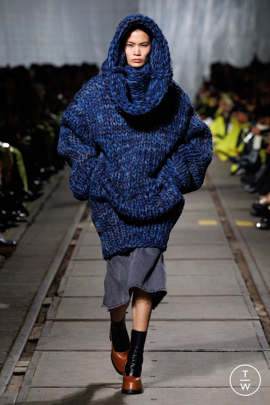 Fashion Week Paris Fall/Winter 2024 look 32 de la collection Alexander McQueen womenswear