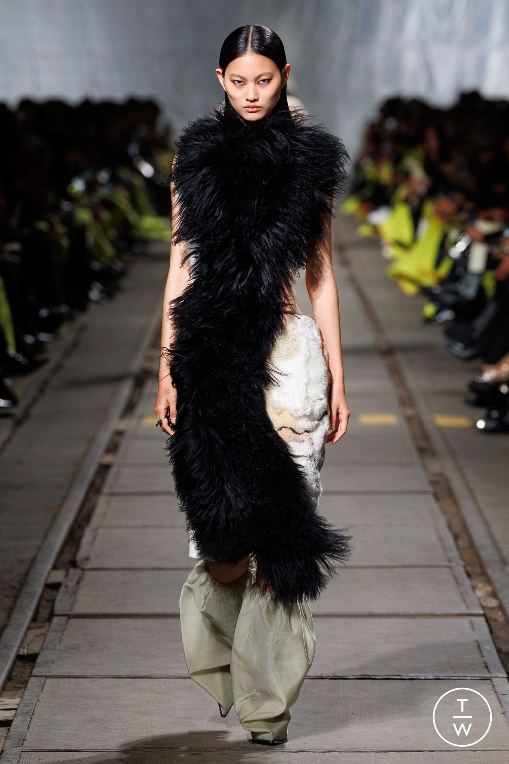 Fashion Week Paris Fall/Winter 2024 look 33 from the Alexander McQueen collection 女装