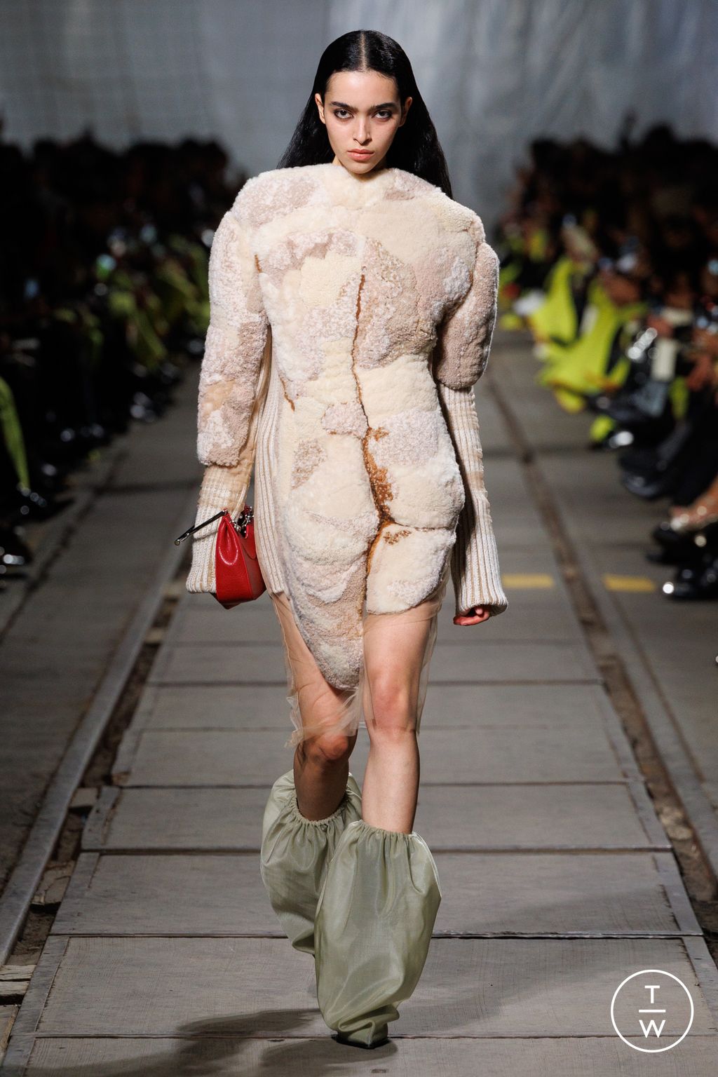 Fashion Week Paris Fall/Winter 2024 look 34 de la collection Alexander McQueen womenswear