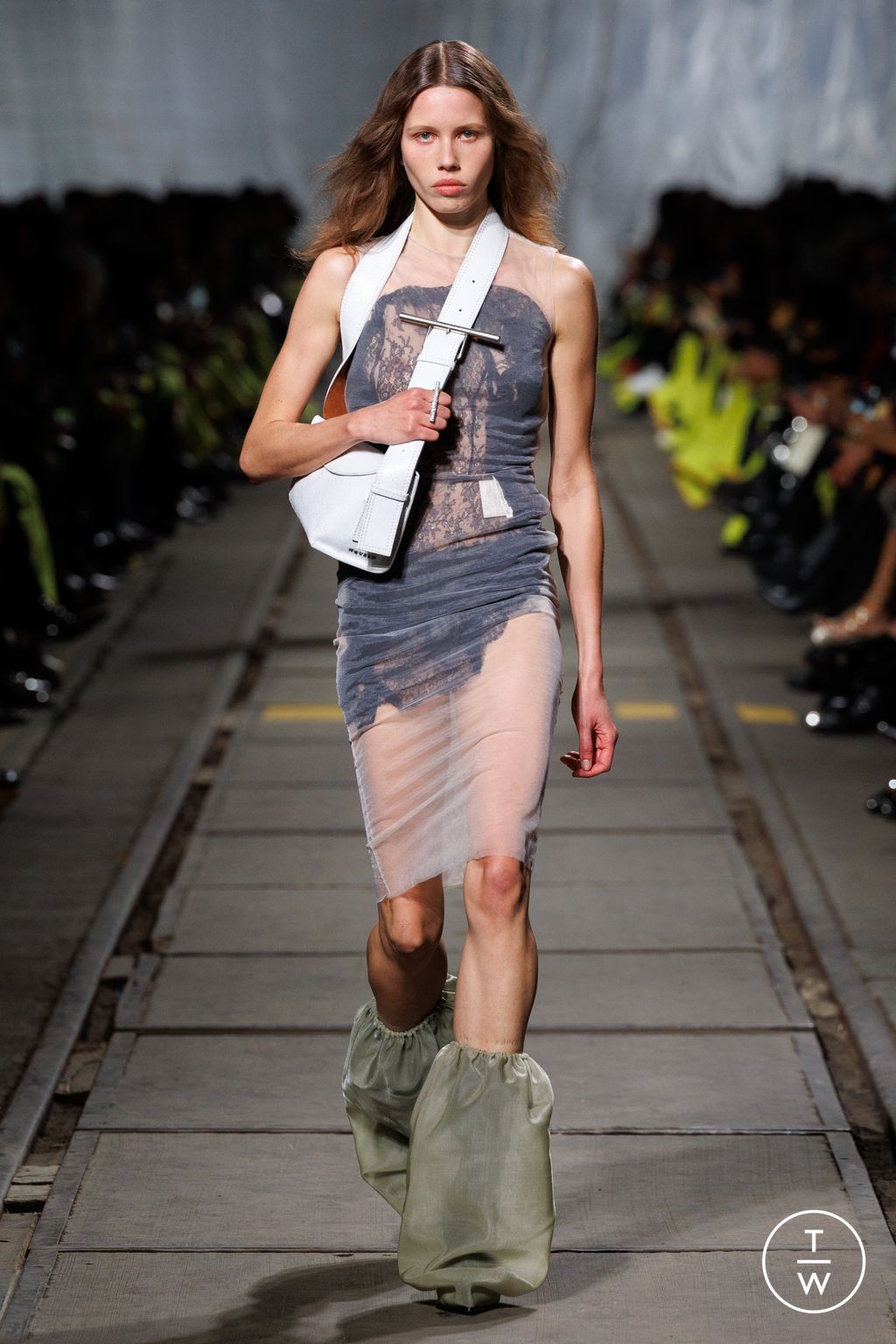 Fashion Week Paris Fall/Winter 2024 look 37 de la collection Alexander McQueen womenswear