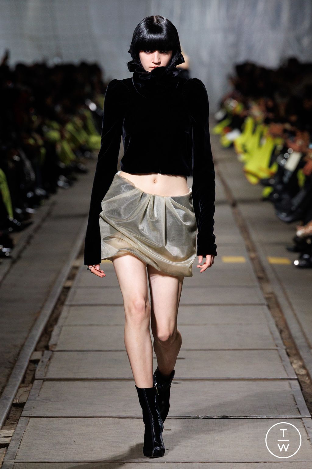 Fashion Week Paris Fall/Winter 2024 look 38 de la collection Alexander McQueen womenswear