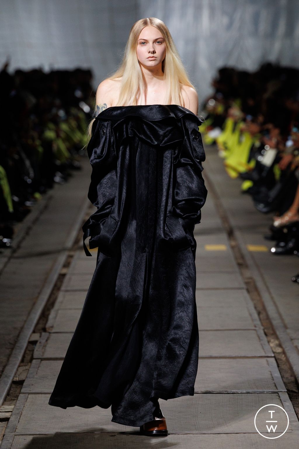 Fashion Week Paris Fall/Winter 2024 look 39 de la collection Alexander McQueen womenswear